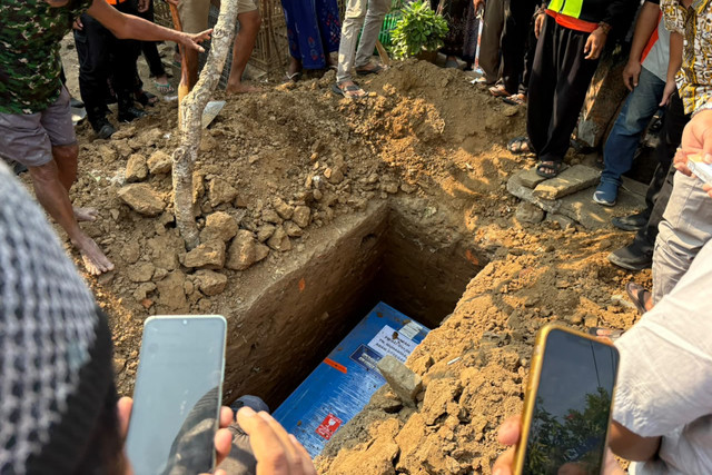 Jenazah korban KM Virgo Transport 8, M Adam Assegaf dimakamkan di Makam Ploso, Kabupaten Kudus, Jawa Tengah, Selasa (29/9/2026). Foto: Vega Ma'arijil Ula/kumparan
