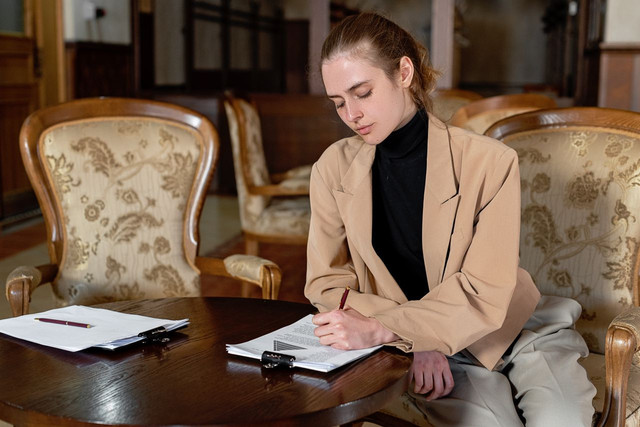 Sumber: Photo by Mikhail Nilov: https://www.pexels.com/photo/a-person-writing-on-the-contract-8730385/