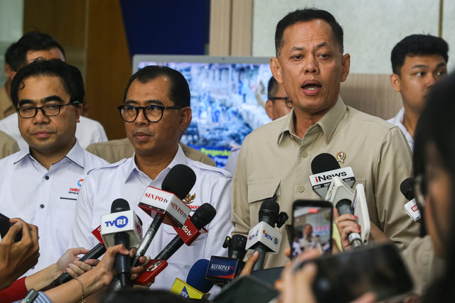 Kepala Bappisus Aries Marsudiyanto (kanan) bersama Ketua Ombudsman RI Nuzran Joher (tengah) memberikan keterangan pers terkait temuan fasilitas mewah di Lapas Kelas IIA Cibinong, di Kantor Ombudsman RI, Jakarta, Selasa (29/9/2026).  Foto: Angga Budhiyanto/ ANTARA FOTO