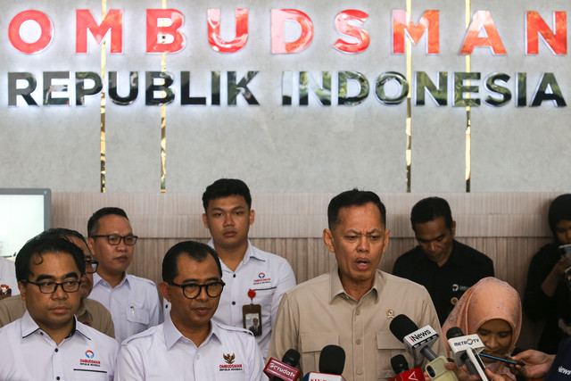Kepala Bappisus Aries Marsudiyanto (kedua kanan) bersama Ketua Ombudsman RI Nuzran Joher (ketiga kanan) memberikan keterangan pers terkait temuan fasilitas mewah di Lapas Kelas IIA Cibinong, di Kantor Ombudsman RI, Jakarta, Selasa (29/9/2026). Foto: Angga Budhiyanto/ ANTARA FOTO