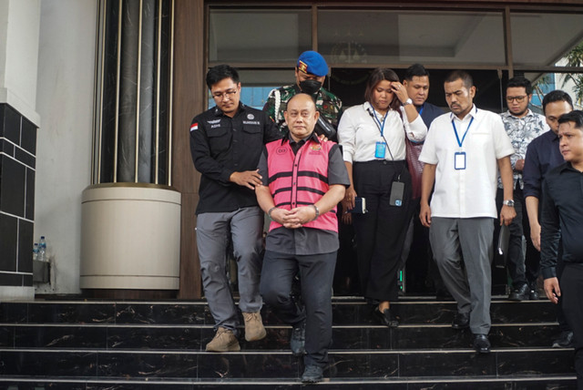 Para tersangka perkara korupsi tata kelola MBG keluar dari Gedung Kejaksaan RI usai pelimpahan berkas perkara, Jakarta Pusat, Selasa (29/9/2026). Foto: Iqbal Firdaus/kumparan