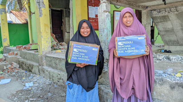 XLSmart dan DT Peduli NTB bersinergi dalam penyaluran bantuan sembako untuk penyintas gempa di Mbay 1, Kec. Aesesa, Nagekeo, NTT (Sumber: DT Peduli)