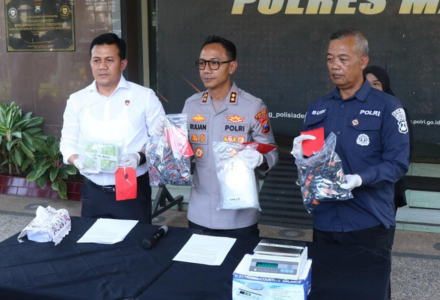 Barang bukti paket sabu seberat 1,1 kg dari Jakarta yang digagalkan Polres Malang, Selasa (29/9/2026). Foto: kumparan