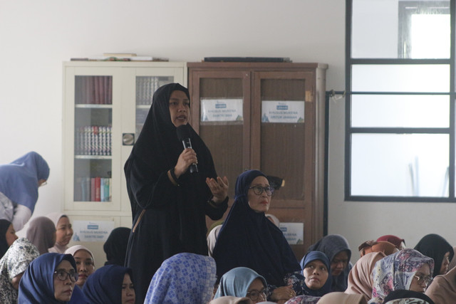Momen saat salah satu jamaah kajian sedang bertanya kepada Koh Dennis Lim (Sumber: DT Peduli)