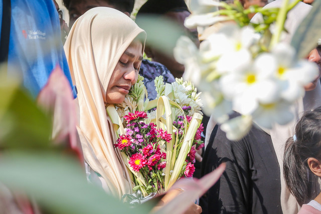 Kerabat almarhum Muhammad Adam Assegaf, korban kecelakaan KM Virgo Transport 8 menghadiri prosesi pemakaman di Makam Muslim Ploso, Kudus, Jawa Tengah, Selasa (29/9/2026). Foto: Nirza/ANTARA FOTO