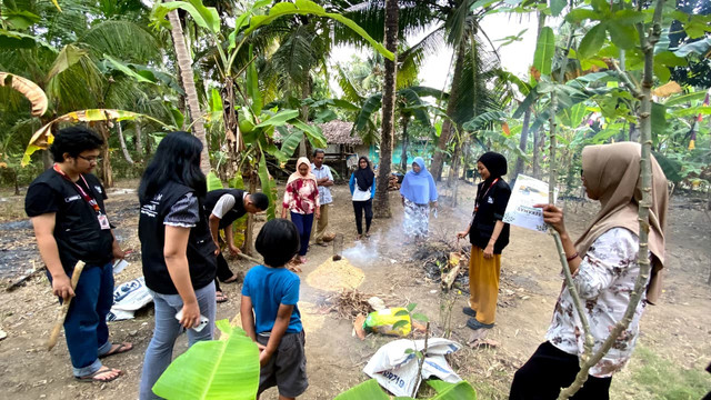 Mahasiswa KKN-R 13004 UNY bersama masyarakat Dusun Kedundang II melakukan praktik pembuatan arang sekam melalui program SEKAMAS. (Sumber: Dokumentasi Pribadi, 2026)
