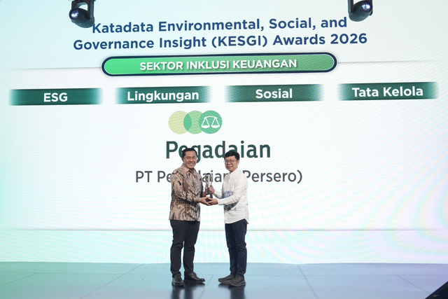 Direktur Jaringan dan Operasi PT Pegadaian (Persero), Eka Pebriansyah (kiri) saat menerima penghargaan dalam ajang Katadata ESG Insight (KESGI) Award 2026 di Jakarta pada Kamis (17/09). Foto: Dok. Pegadaian