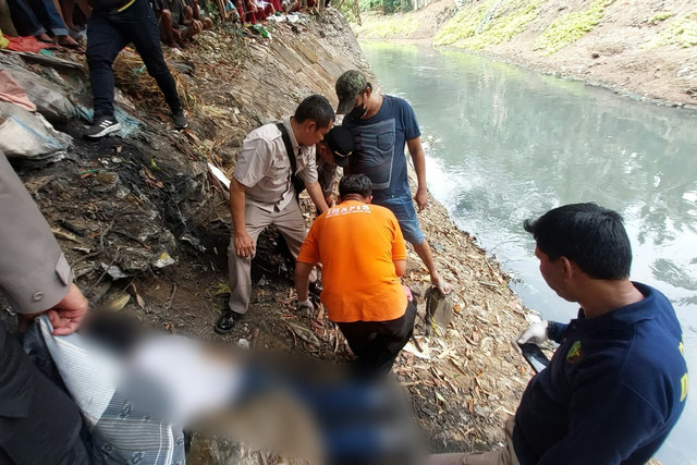 Evakuasi pelajar SMP yang ditemukan meninggal dunia di pinggir kali Jalan Poncol Atas, Pulogadung, Jakarta Timur, Selasa (29/9/2026). Foto: Polres Jaktim