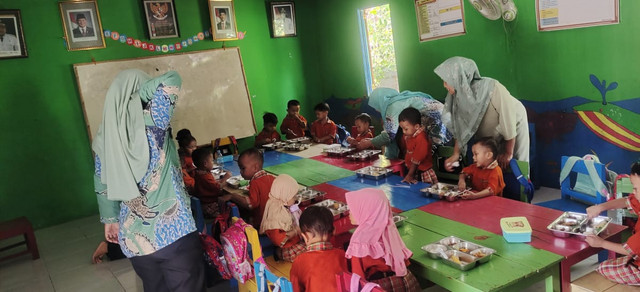 Sumber foto: Kampung KB, “Penerimaan Manfaat Makan Bergizi Gratis Untuk Anak-Anak PAUD”.