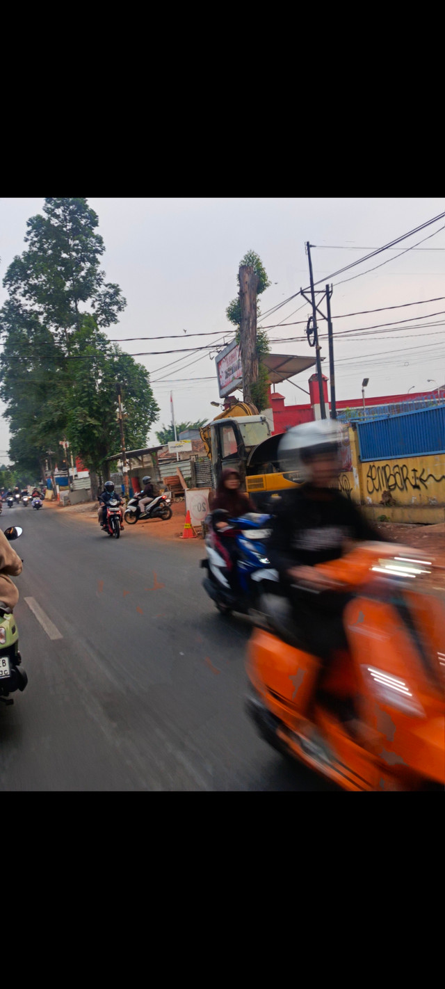 perbaikan saluran air di pinggir jalan 