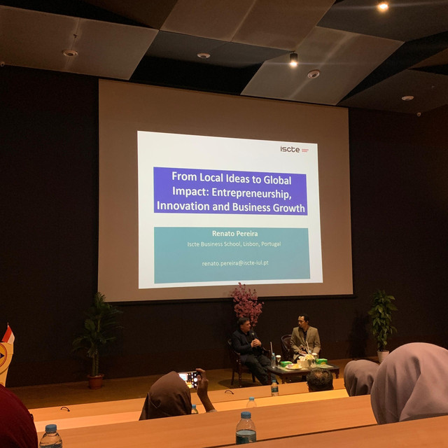 Professor Renato Pereira dari ISCTE Business School, Portugal, menyampaikan materi tentang kewirausahaan, inovasi, dan pertumbuhan bisnis kepada mahasiswa (04/09/2026).