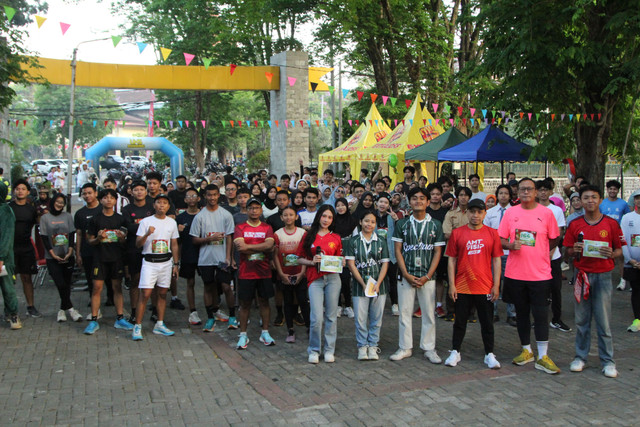 Peserta Fun Run Spectrum berfoto bersama setelah mengikuti rangkaian kegiatan pada 30 Agustus.