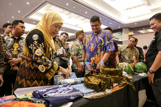 Gubernur Sumut Muhammad Bobby Afif Nasution bersama Gubernur Jawa Timur Khofifah Indar Parawnsa pada acara Misi Dagang dan Investasi dengan tema Meningkatkan Jejaring Konektivitas antara Jawa Timur dan Sumatera Utara di Medan, Selasa (29/9/2026). Foto: Diskominfo Sumut
