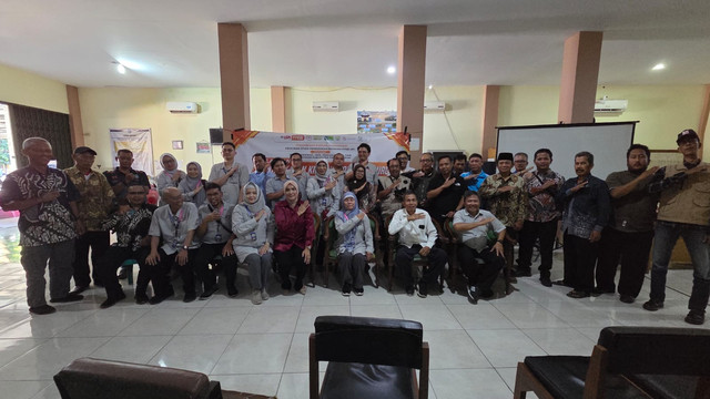 Pengurus koperasi guru mengikuti Pelatihan Peningkatan Kinerja Koperasi Guru di kantor Diskopdagin Kabupaten Pangandaran.