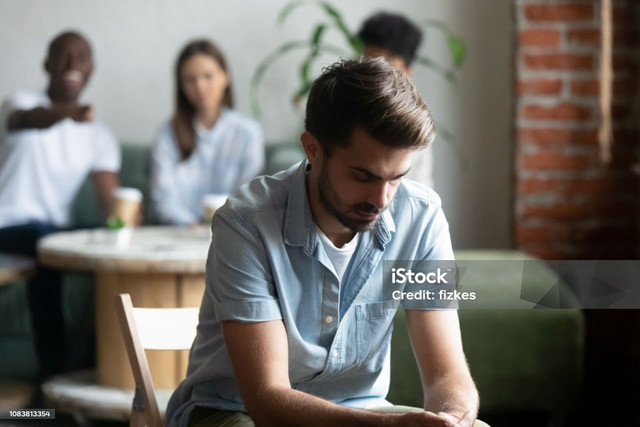 Pada gambar tersebut, terlihat seorang laki-laki sedang menyendiri karena dijauhi oleh teman-temannya. Sumber gambar yang saya gunakan adalah Pixabay.