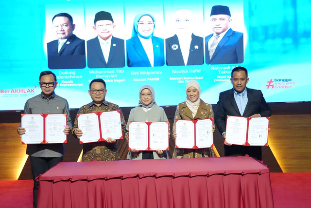 Wamendagri Bima Arya dalam acara Penandatanganan Nota Kesepahaman tentang Sinergi Pengelolaan SP4N-LAPOR! sebagai Aplikasi Umum Kanal Aduan Layanan Publik di Kantor KemenPANRB Jakarta, Selasa (29/9/2026). Foto: Kemendagri RI