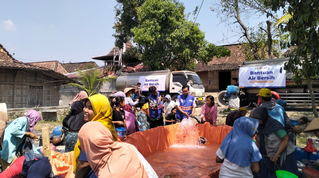 DT Peduli Jateng salurkan sembilan tangki air bersih untuk warga Desa Geyer, Grobogan yang mengalami kesulitan air (Sumber: DT Peduli)
