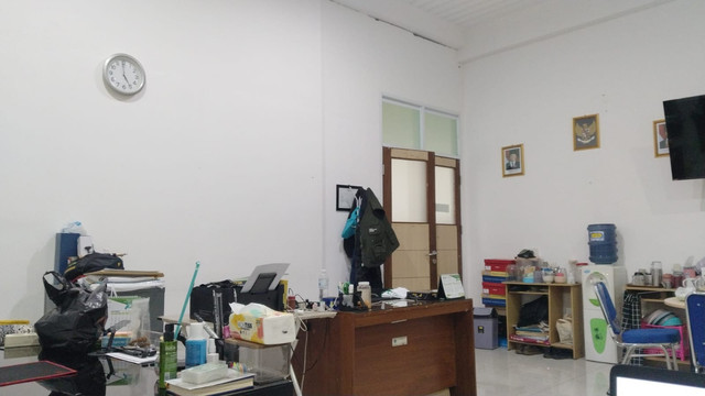 Di pintu sana, saban sore sekitar jam 5, almarhum setia mengintip apakah masih ada orang atau sudah kosong. Photo: Dokumentai Pribadi