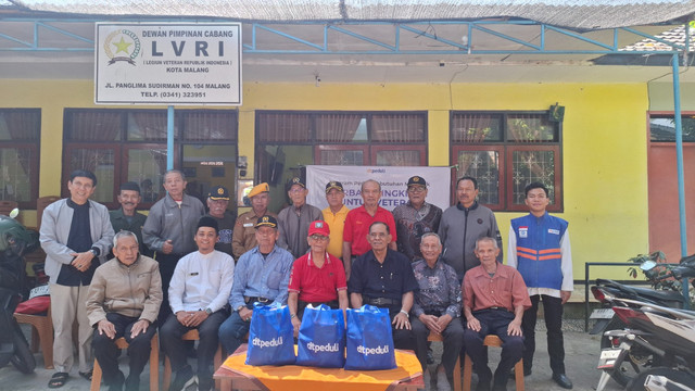DT Peduli Malang Berikan Paket Sembako untuk Para Veteran dan Istrinya yang tergabung dalam Legiun Veteran Republik Indonesia (LVRI) Kota Malang (Sumber: DT Peduli)