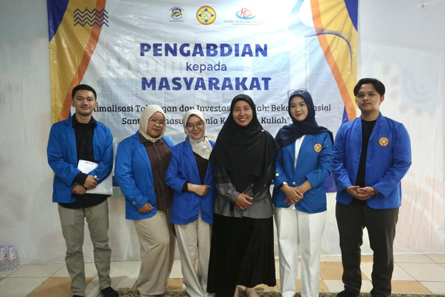 Foto bersama tim mahasiswa Ekonomi Syariah UNPAM dan Ustadzah April Adha, perwakilan Rumah Gemilang Indonesia  (Sumber : Dokumen Pribadi)