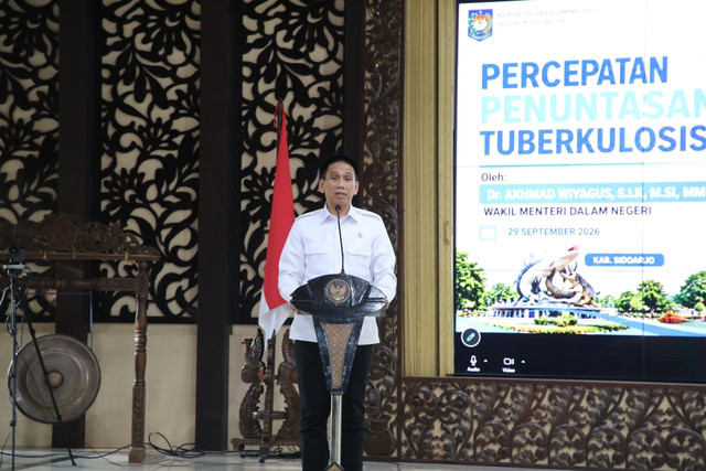 Wakil Menteri Dalam Negeri Akhmad Wiyagus dorong percepatan Terapi Pencegahan Tuberkulosis dan kolaborasi lintas sektor dalam deklarasi Desa dan Kelurahan Siaga TBC di Sidoarjo, Selasa (29/9/2026). Foto: Kemendagri RI
