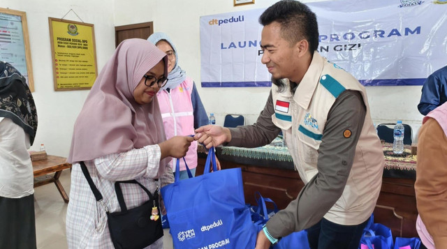 YBM PLN Salurkan Bantuan untuk Keluarga Pra-Sejahtera, bersinergi dengan DT Peduli (Sumber: DT Peduli)