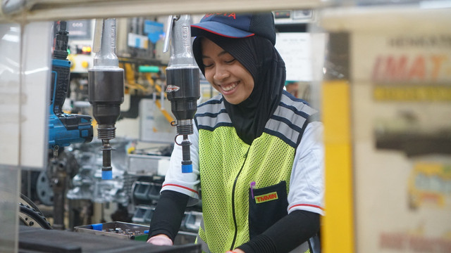 Pekerja wanita di Toyota Motor Manufacturing Indonesia (TMMIN). Foto: Dok. TMMIN 