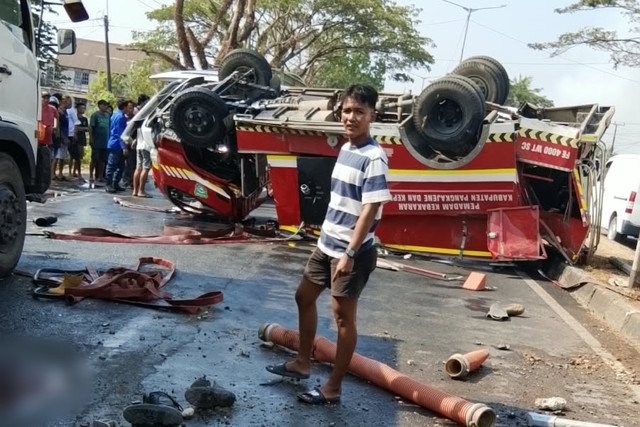 Mobil Damkar terbalik di Jalan Poros Kampung Ujung Batu, Lebakkang, Kabupaten Pangkep, Selasa (29/9/2026). Foto: Dok. Istimewa