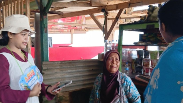 wawancara pelaku UMKM Pantai Sepanjang oleh kelompok Buba INSIPRO PGSD USD (sumber: boas sababang)