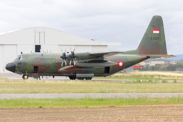 Pesawat angkut berat Lockheed C-130H Hercules dengan nombor pendaftaran A-1337 milik TNI Angkatan Udara terparkir di apron Lapangan Terbang Wagga Wagga, New South Wales, Australia. Sumber: https://id.wikipedia.org/wiki/Berkas:Indonesian_Air_Force_%28A-1337%29_Lockheed_C-130H_Hercules_at_Wagga_Wagga_Airport_%283%29.jpg