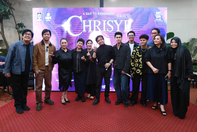 Anak dari Almarhum Chrisye Pasha Chrisye bersama penyanyi senior Vina Panduwinata, Rafika Duri, Denny Malik, Ryan D'Masiv, Memes dan Addie MS saat hadir di konferensi pers A Day To Remember Tribute To Chrisye di Jakarta, Selasa, (29/9/2026). Foto: Dok. Agus Apriyanto