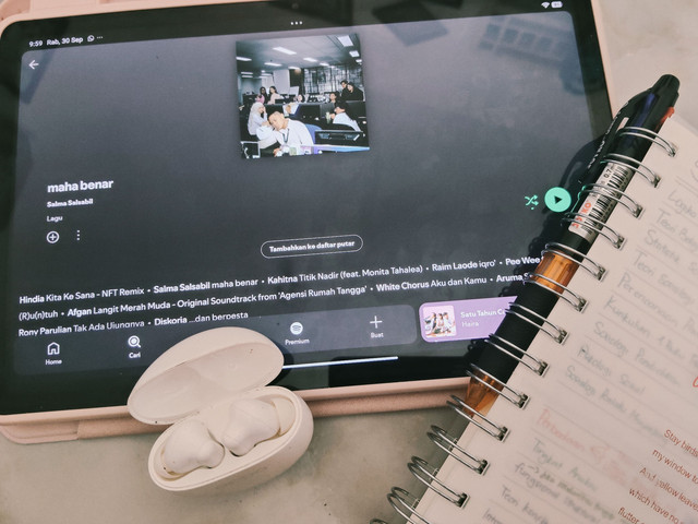 Suasana mendengarkan lagu 'Maha Benar' milik Salma Salsabil sambil berefleksi tentang dinamika pendidikan digital dan media sosial. (Foto : Dok. Pribadi)