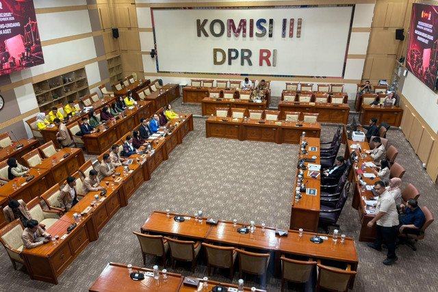 Suasana rapat Komisi III DPR dengan DPN Permahi dan forum mahasiswa soal RUU Perampasan Aset di Kompleks Parlemen, Senayan, Jakarta, Rabu (30/9/2026). Foto: Nasywa Athifah/kumparan