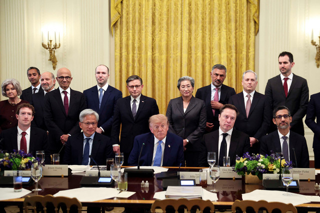 Presiden AS Donald Trump bersama sejumlah pejabat tinggi AS dan eksekutif teknologi menghadiri pertemuan kecerdasan buatan (AI) di East Room, Gedung Putih, Washington, D.C., Selasa (29/9/2026). Foto: KEVIN DIETSCH/Getty Images/AFP