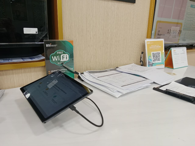Berbagai formulir dan dokumen menjadi bagian dari aktivitas pelayanan dan administrasi selama menjalani magang di BSI KCP Purbalingga Sudirman. Foto: Dokumentasi Pribadi