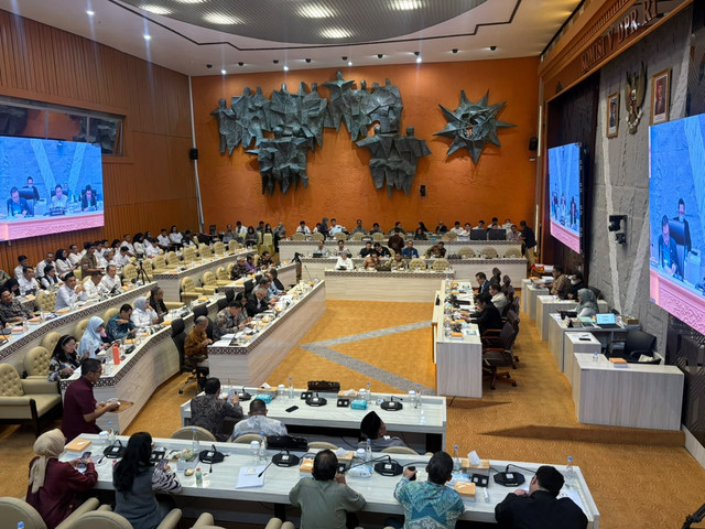 Suasana rapat Komisi V DPR dengan Pemerintah terkait RUU LLAJ di Kompleks Parlemen, Senayan, Jakarta, Rabu (30/9/2026). Foto: Nasywa Athifah/kumparan