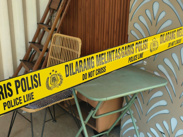 Kondisi terkini toko emas New Divine Gems and Jewellery yang terletak di Denpasar setelah digeledah oleh polisi. Tampak garis polisi dipasang pada toko tersebut, Rabu (30/9/2026). Foto: Sandra Gisela/kumparan