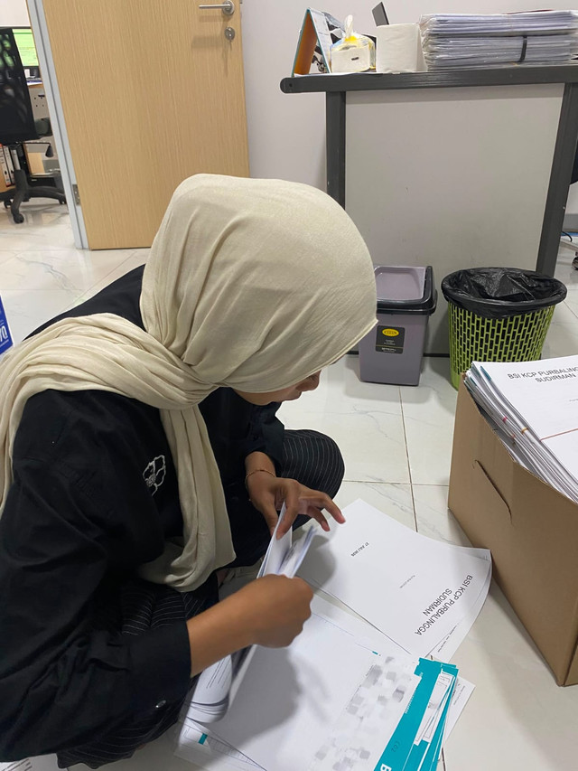 Mahasiswa magang membantu menyortir dan merapikan dokumen di BSI KCP Purbalingga Sudirman sebagai bagian dari kegiatan administrasi perbankan. Foto : Dokumentasi Pribadi