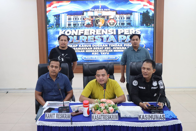 Konferensi pers terkait kasus penusukan di sebuah kos-kosan di daerah Pati, Jawa Tengah, Selasa (29/9/2026). Foto: Dok. Polresta Pati