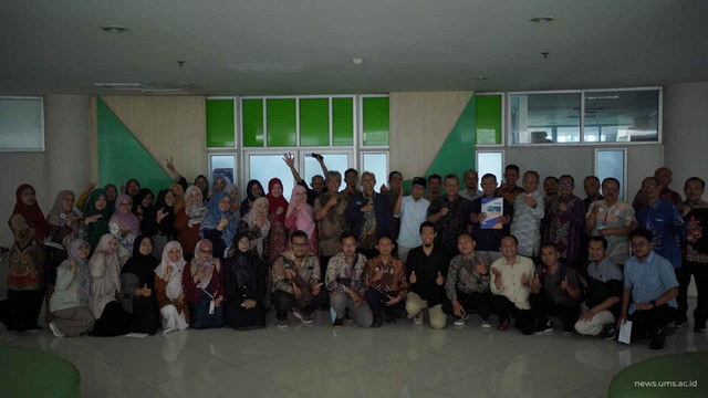 Tendik UMS usai menerima SK, berfoto di depan Ruang BPH UMS. Foto Istimewa