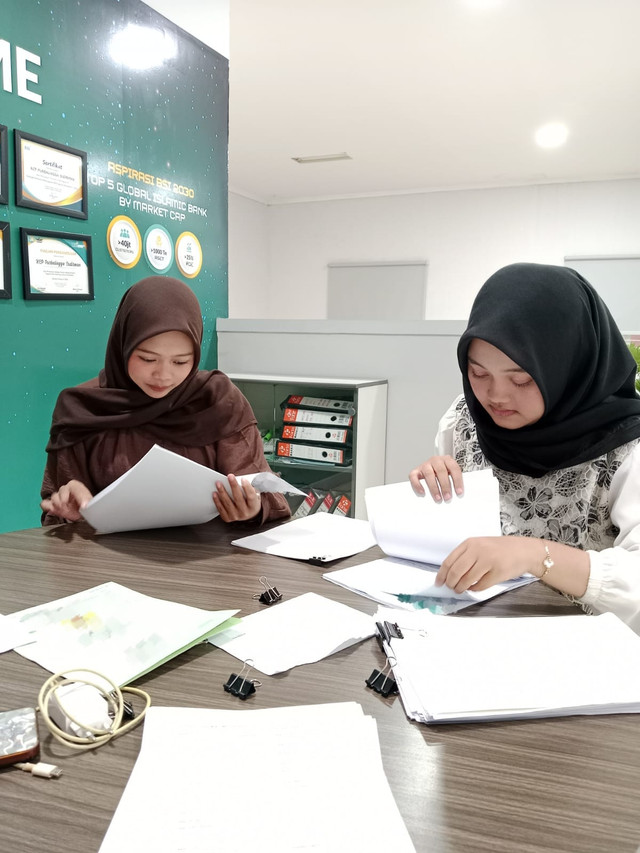 Mahasiswa magang belajar memahami alur kerja dan tanggungjawab melalui kegiatan administrasi di BSI KCP Purbalingga Sudirman. Foto : Dokumentasi Pribadi