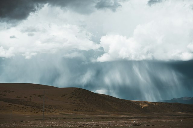 Ilustrasi perbedaan angin muson barat dan angin muson timur.Foto: Qihao Wang / Unsplash