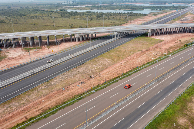 Foto udara simpang susun yang menghubungkan Jalan Tol Trans Sumatera (JTTS) ruas simpang Indralaya-Muara Enim seksi simpang Indralaya-Prabumulih dan Palembang-Indralaya saat proses pembangunan di Indralaya, Ogan Ilir (OI), Sumatera Selatan.  Foto: Nova Wahyudi/ANTARA FOTO