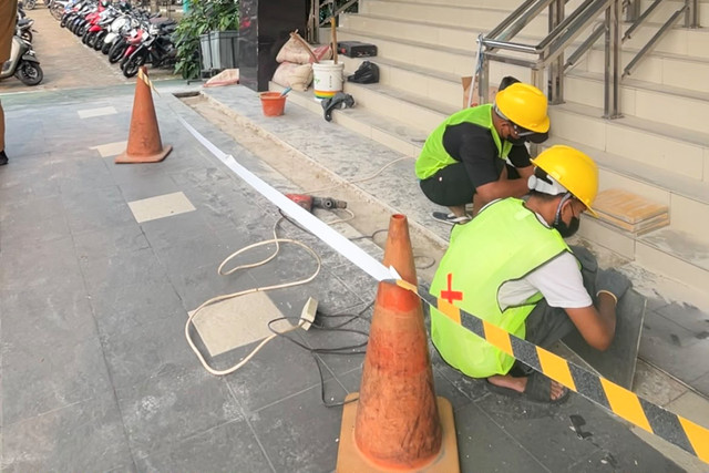 Jalur pemandu tunanetra di Gedung Terpadu Sutoyo, Kota Pontianak, yang sebelumnya ramai dibincangkan di sosial media mulai dikerjakan, Selasa (29/9/2026). Foto: Peggy Dania/Hi!Pontianak