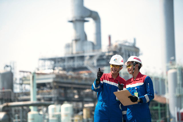 Ilustrasi petugas Pertamina saat memeriksa proses pembuatan BBM di kilang minyak Pertamina. Foto. Dok. Pertamina