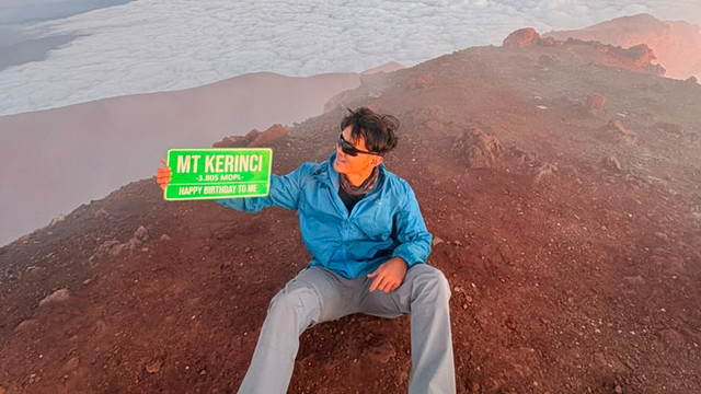 Seorang pendaki berada di puncak Kerinci (Sumber Foto: Istimewa)