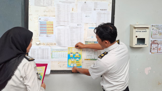 Tingkatkan Edukasi Kesehatan, Tim Klinik Rutan Bengkulu Pasang Imbauan Panduan