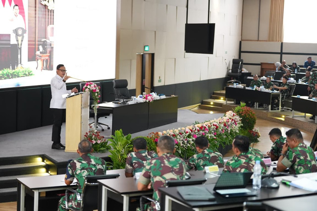 Wamendagri Bima Arya Sugiarto tekankan pentingnya kemandirian dan ketahanan energi bagi Indonesia dalam mewujudkan target negara maju saat beri kuliah umum di Sesko AU, Lembang, Rabu (30/9/2026). Foto: Dok. Kemendagri