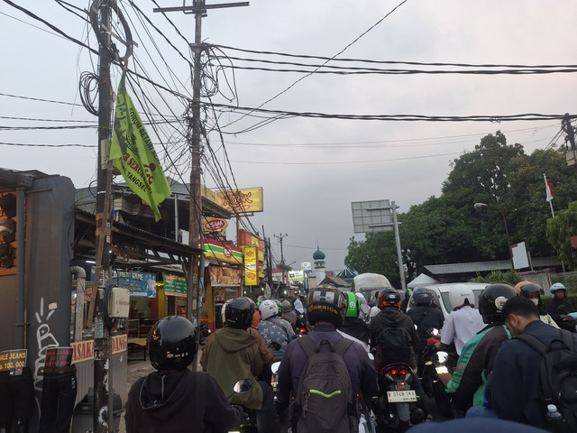 Ilustrasi Kemacetan: Kepadatan lalu lintas yang didominasi sepeda motor menciptakan bottleneck yang menghambat pergerakan arus (flow)