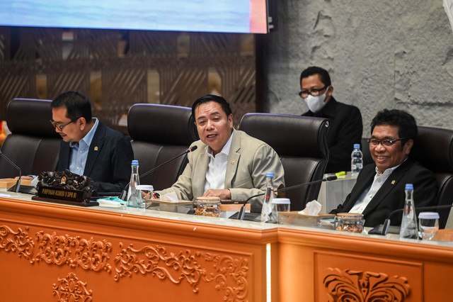 Ketua Komisi V DPR Lasarus (tengah) didampingi Wakil Ketua Komisi V DPR Syaiful Huda (kiri) dan Ridwan Bae (kanan) memimpin rapat kerja bersama pemerintah di Kompleks Parlemen, Senayan, Jakarta, Rabu (30/9/2026). Foto: Rivan Awal Lingga/ANTARA FOTO
